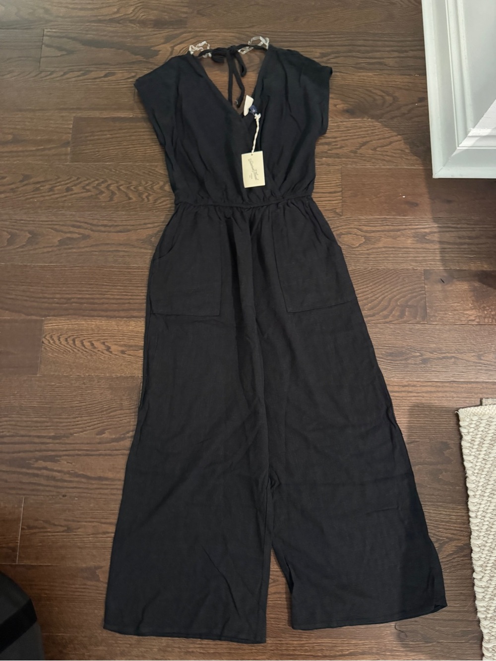 Universal Thread Black V-Neck Sleeveless Jumpsuit